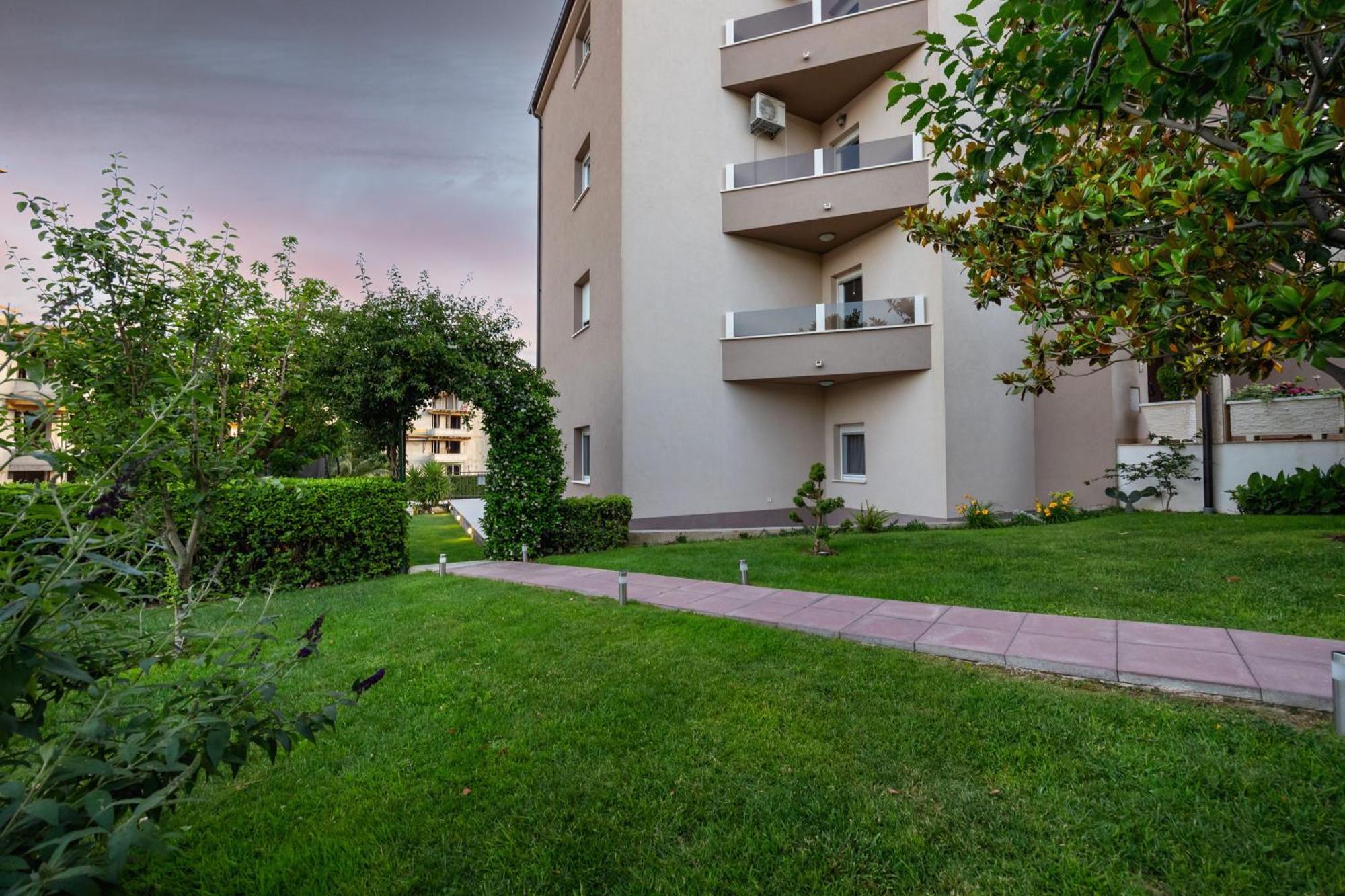 Sunny Garden A2 Apartment Split Exterior photo